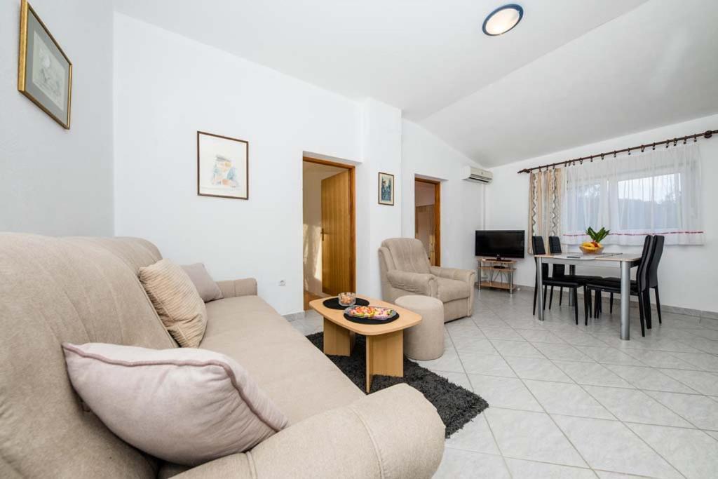 Apartmani Luka Banjol Exterior photo