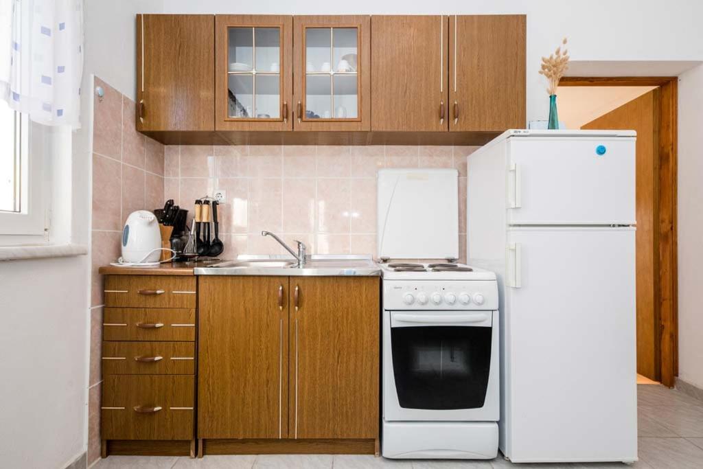 Apartmani Luka Banjol Exterior photo