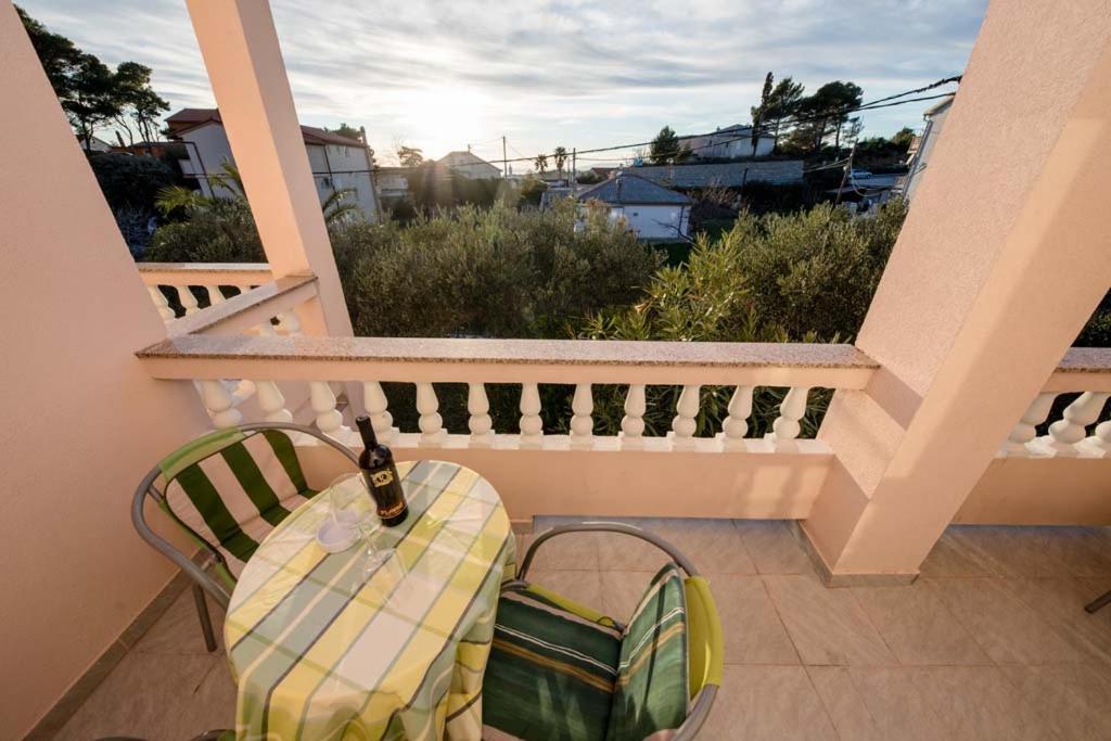 Apartmani Luka Banjol Exterior photo