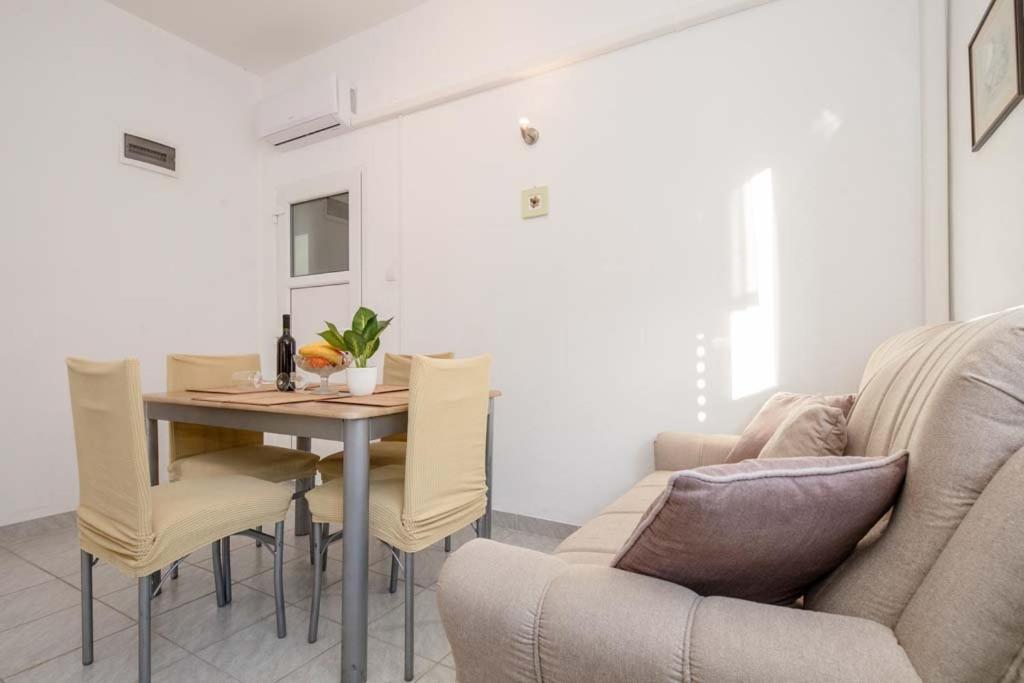 Apartmani Luka Banjol Exterior photo