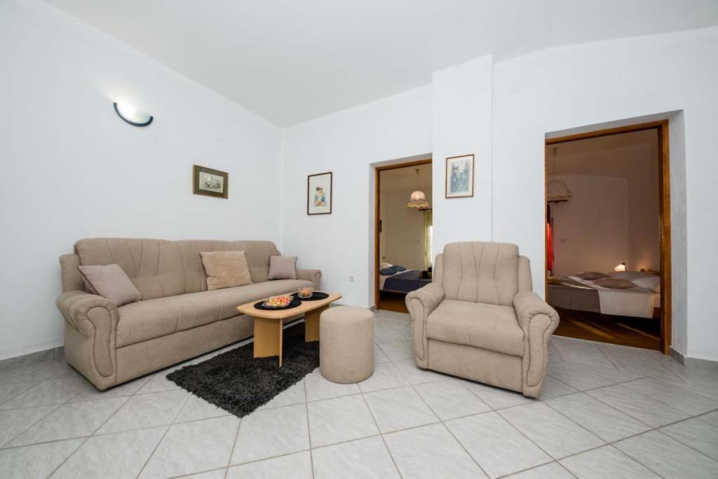 Apartmani Luka Banjol Exterior photo