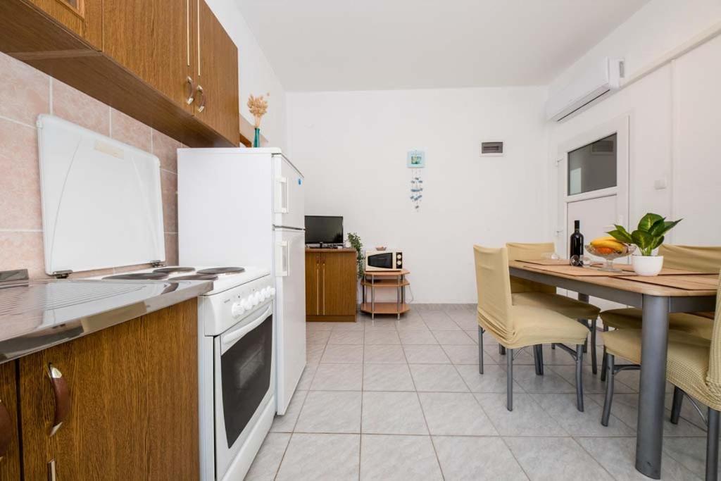 Apartmani Luka Banjol Exterior photo