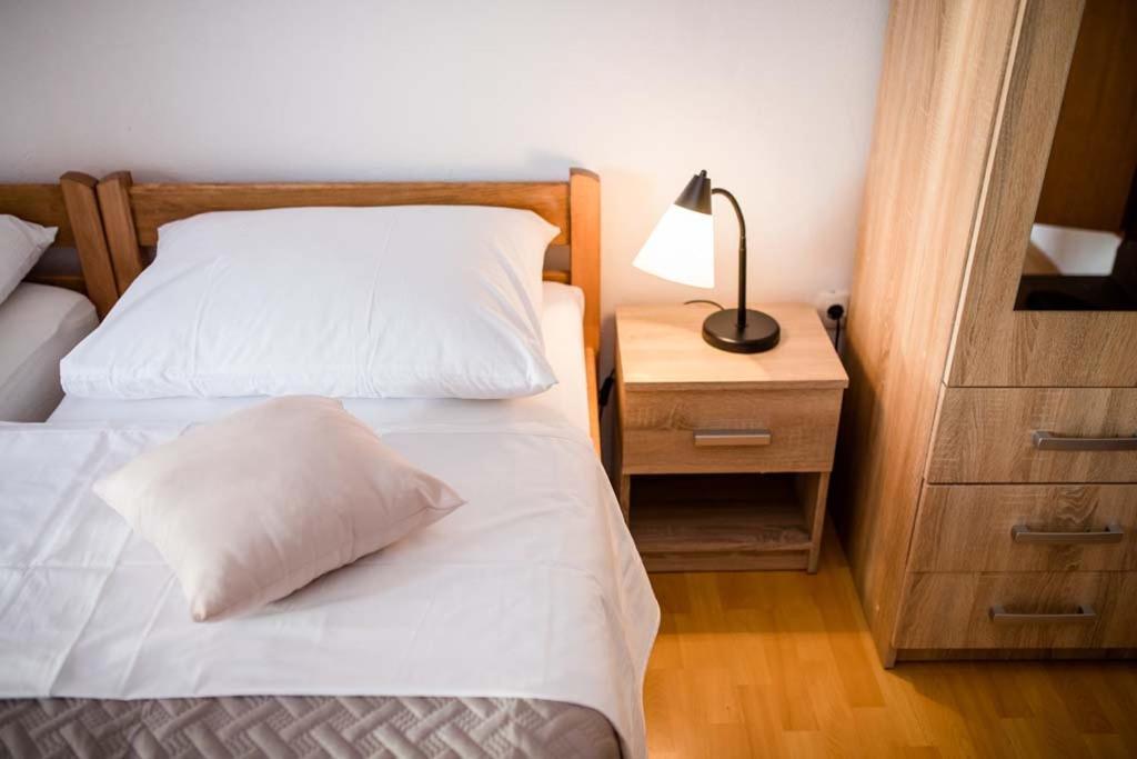 Apartmani Luka Banjol Exterior photo