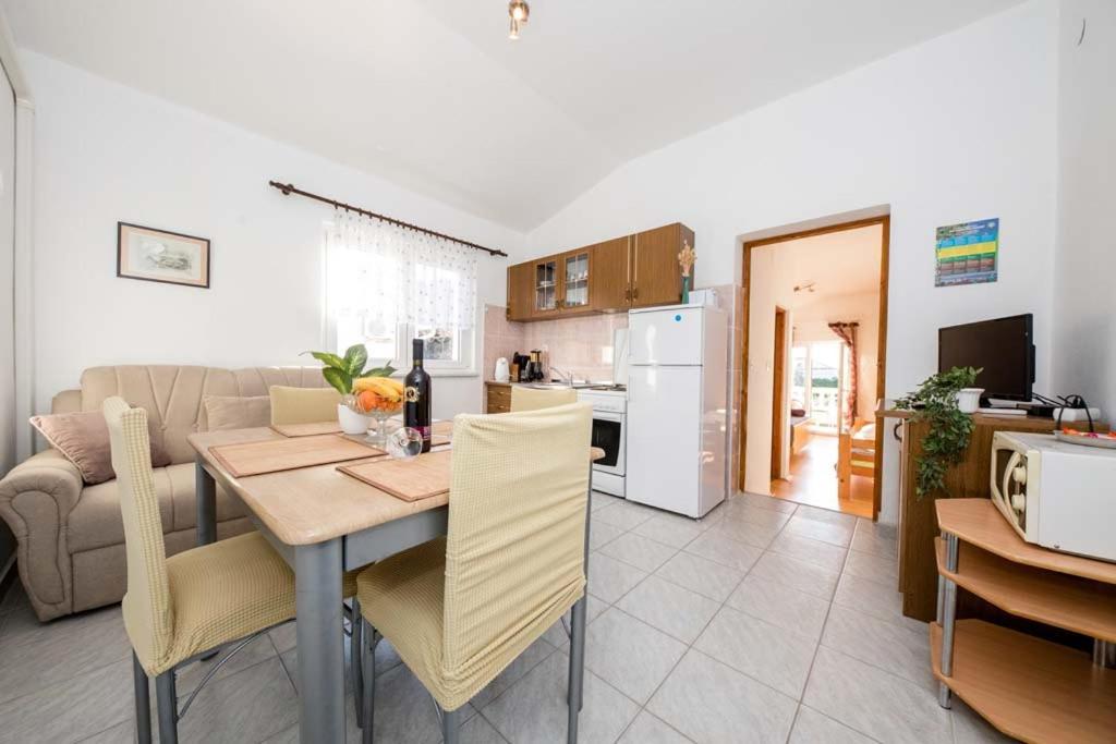 Apartmani Luka Banjol Exterior photo